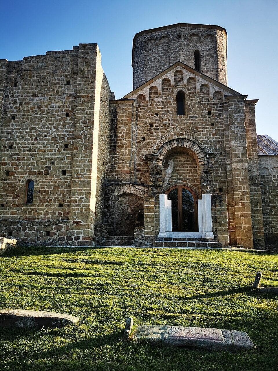 Manastir Đurđevi Stupovi, ulaz u crkvu Svetog Đorđa