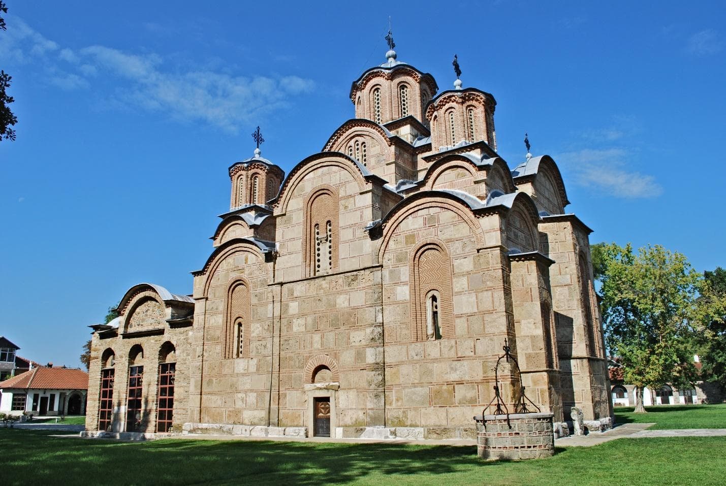 Manastir Gračanica, kupole i slojevita fasada