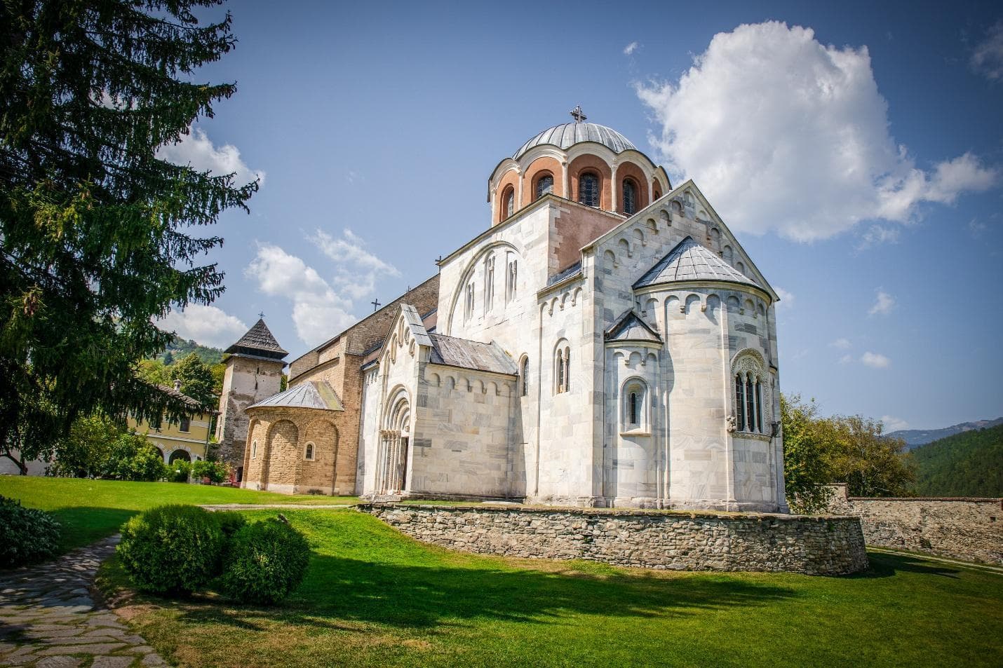Manastir Studenica, beli mermerni zidovi iz XII veka okruženi zelenilom